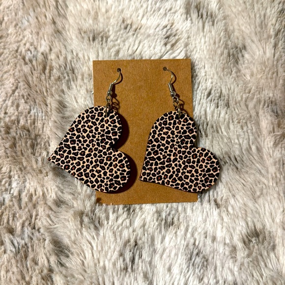 Animal print heart earrings - Picture 3 of 3
